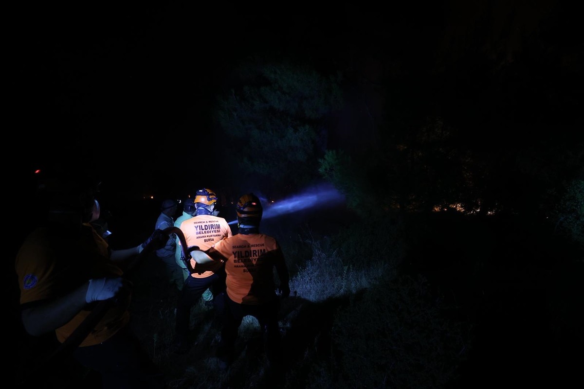 Bursa'nın Gürsu ve Kestel ilçeleri arasındaki ormanlık alanda çıkan yangına müdahale ediliyor....