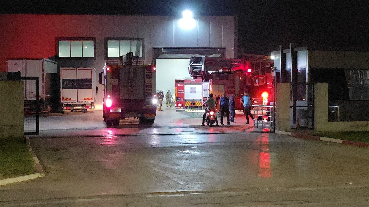 Bursa'nın İnegöl ilçesinde, bir tekstil fabrikasının depo kısmında çıkan yangın itfaiye...