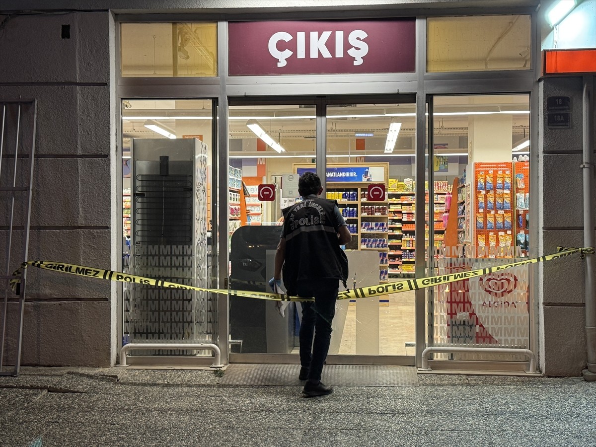 Bursa'nın Nilüfer ilçesinde bir şüpheli markette 2 kişiyi silahla yaraladı.