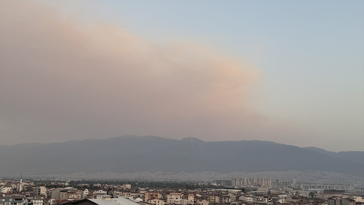 Bursa'nın Orhaneli ve Harmancık ilçeleri arasında 3 gündür devam eden orman yangınının dumanı...