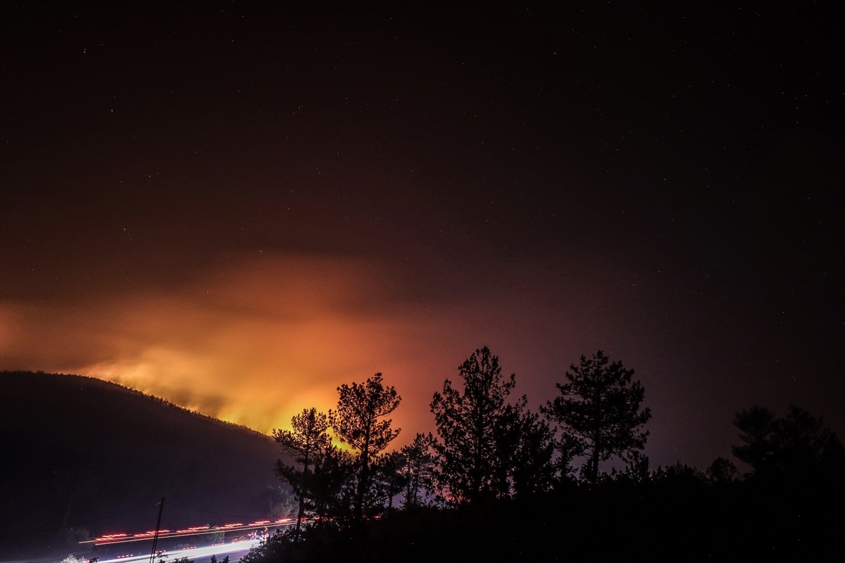 Bursa'nın Orhaneli ve Harmancık ilçeleri arasındaki orman yangını müdahalelerle kontrol altına...