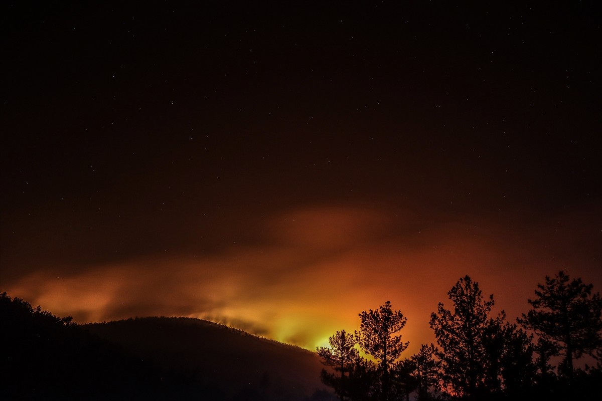 Bursa'nın Orhaneli ve Harmancık ilçeleri arasındaki orman yangını müdahalelerle kontrol altına...