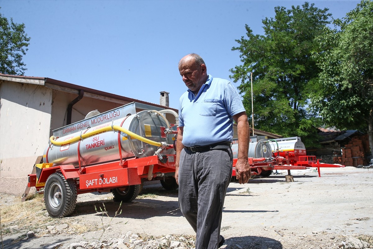 Bursa'nın Orhaneli ve Harmancık ilçeleri arasındaki orman yangınına tek lastiği patlayan tankerle...