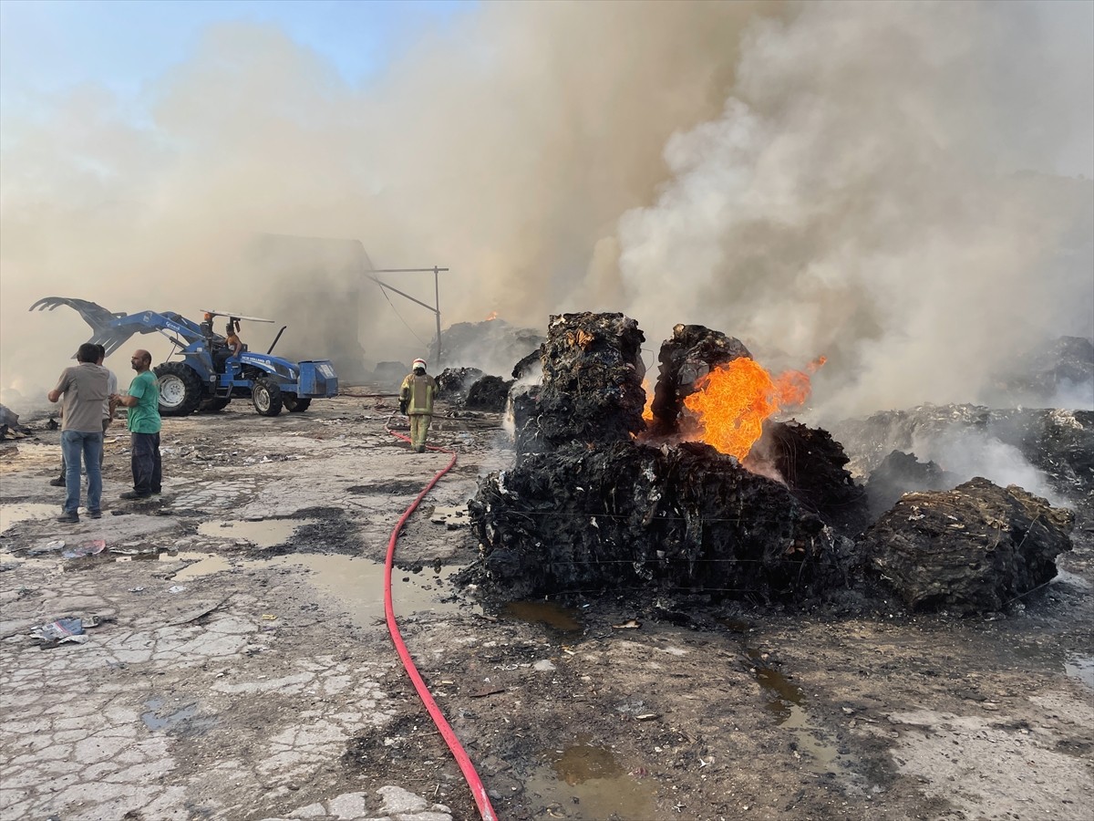 Bursa'nın Osmangazi ilçesinde geri dönüşüm tesisinde çıkan yangın söndürüldü.