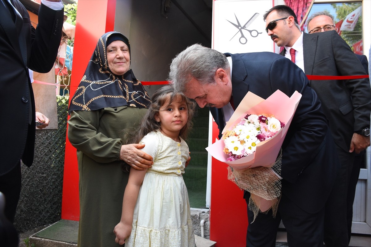 Büyük Birlik Partisi (BBP) Genel Başkanı Mustafa Destici (ortada), partisinin Samsun'un Tekkeköy...