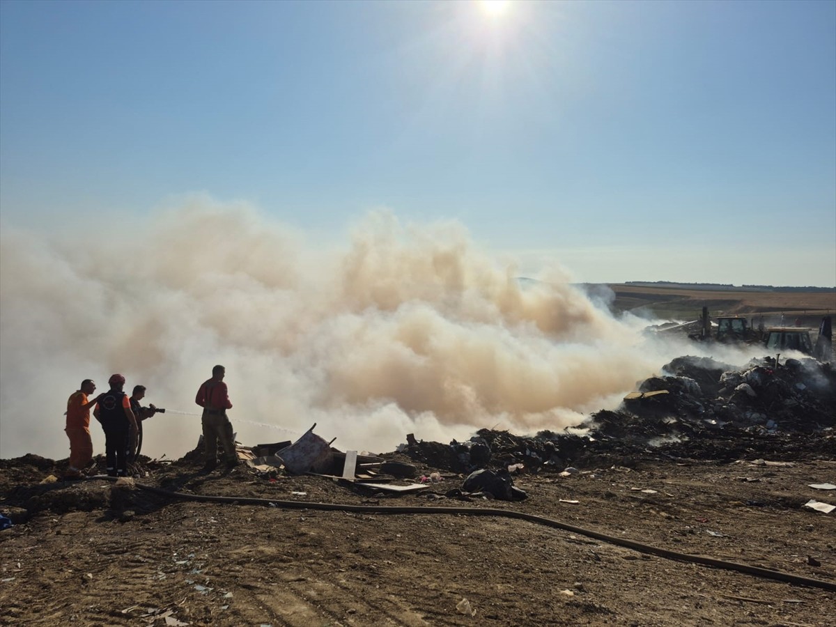 Büyükçekmece'de otluk alanda çıkan yangın itfaiye ekiplerince söndürüldü.