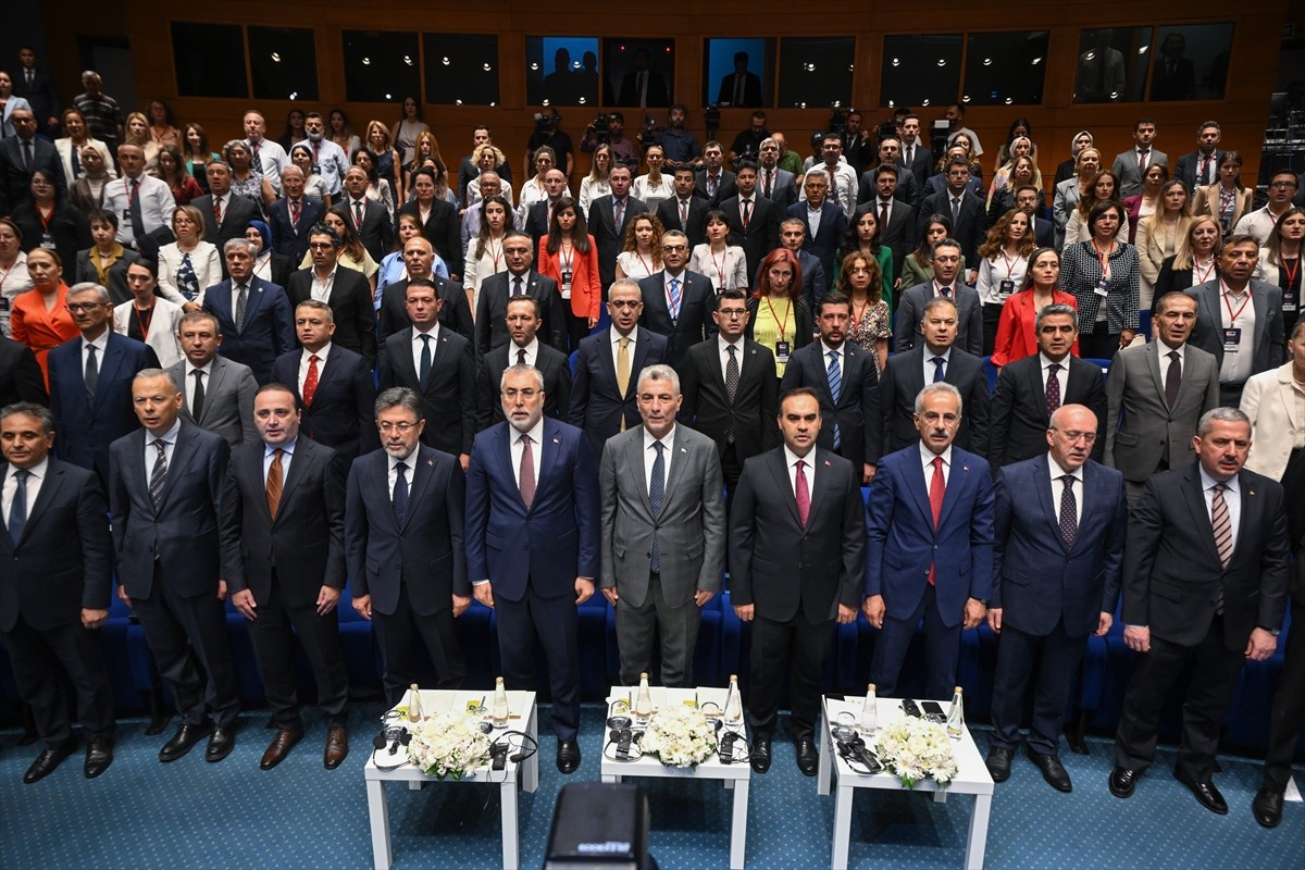 Çalışma ve Sosyal Güvelik Bakanı Vedat Işıkhan (ön sol 5), Ticaret Bakanı Ömer Bolat (ön sağ 5)...