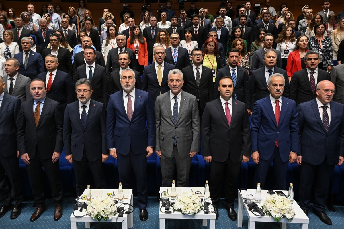 Çalışma ve Sosyal Güvelik Bakanı Vedat Işıkhan (ön sol 5), Ticaret Bakanı Ömer Bolat (ön sağ 5)...