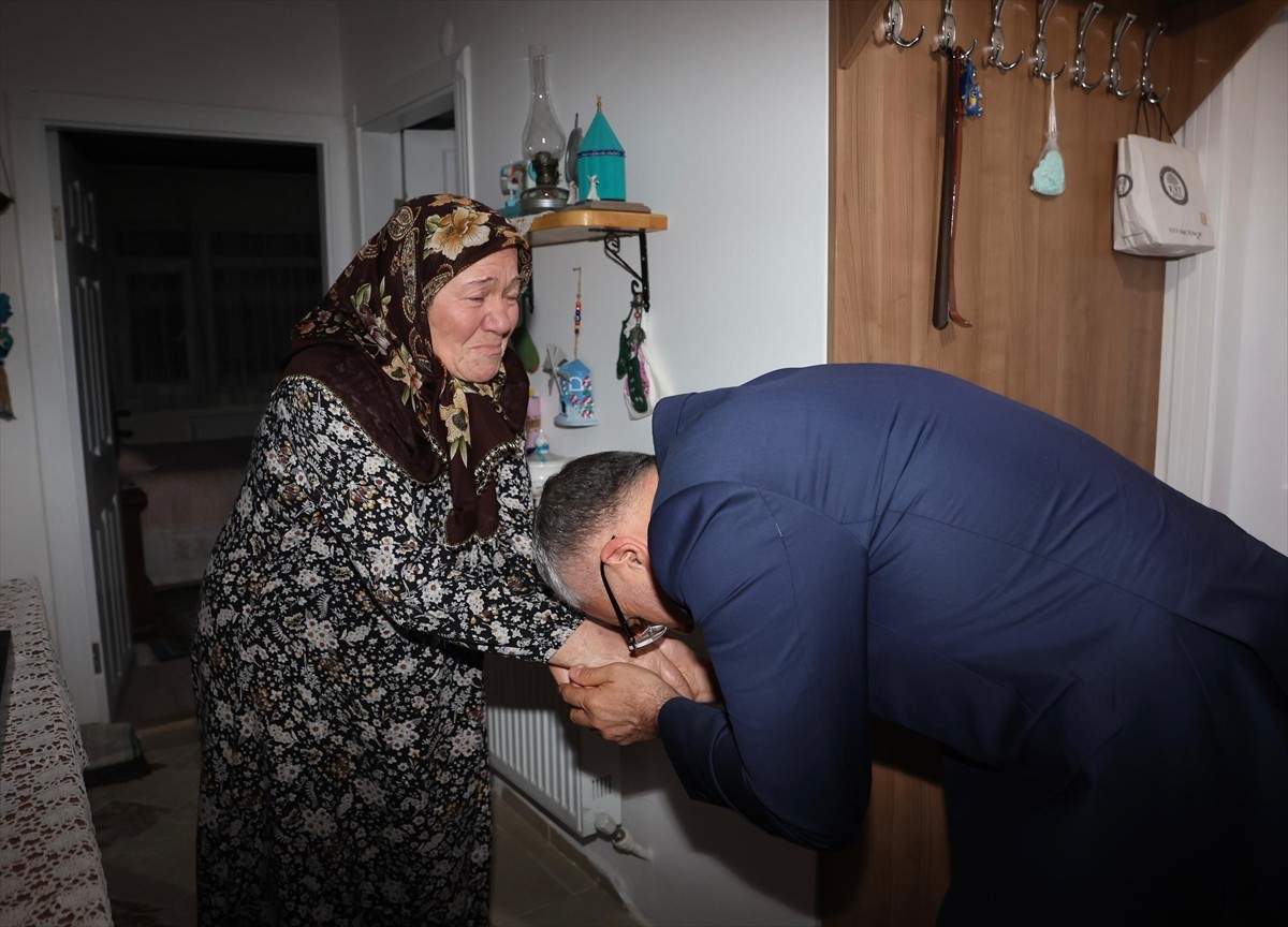 Çalışma ve Sosyal Güvenlik Bakanı Vedat Işıkhan, 15 Temmuz darbe girişiminde şehit olan çalışma...