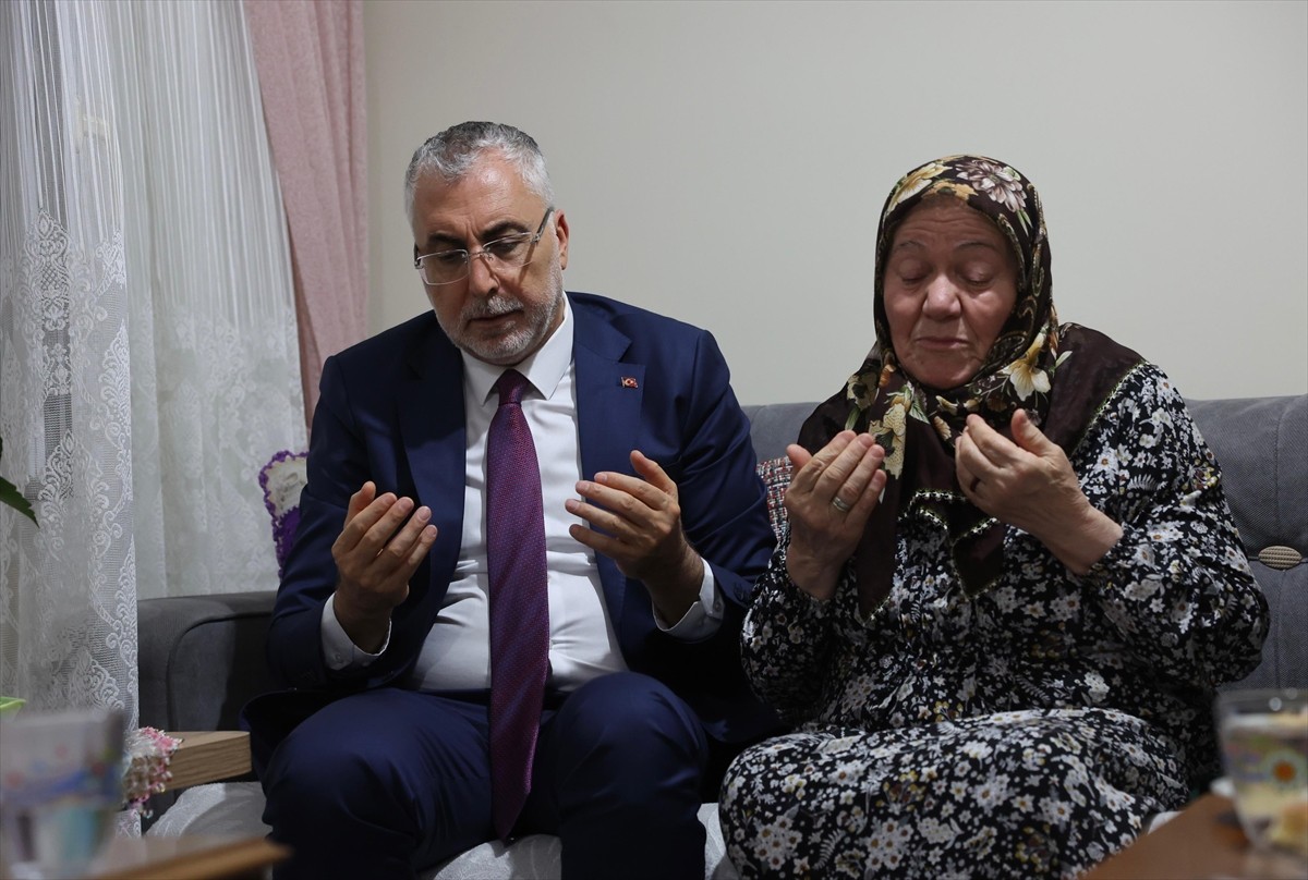 Çalışma ve Sosyal Güvenlik Bakanı Vedat Işıkhan, 15 Temmuz darbe girişiminde şehit olan çalışma...