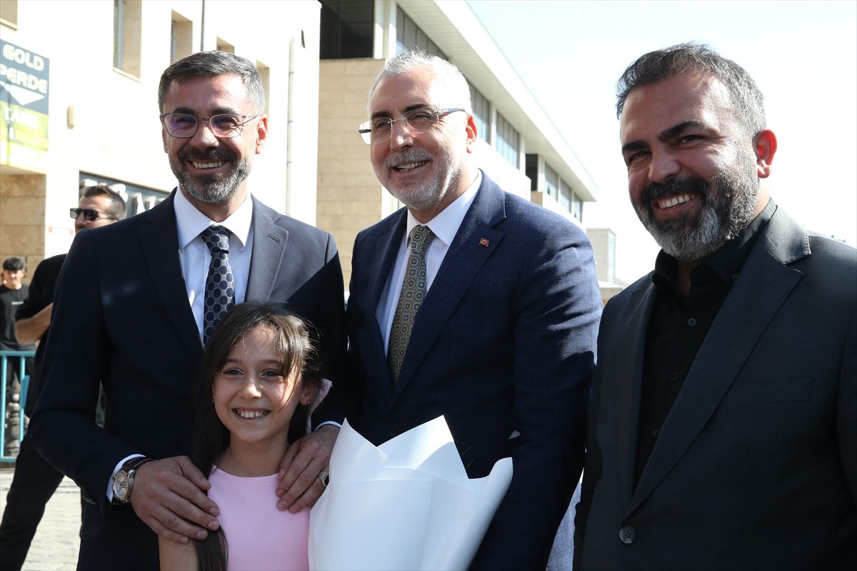 Çalışma ve Sosyal Güvenlik Bakanı Vedat Işıkhan, Bitlis Belediyesini ziyaret etti. Işıkhan...