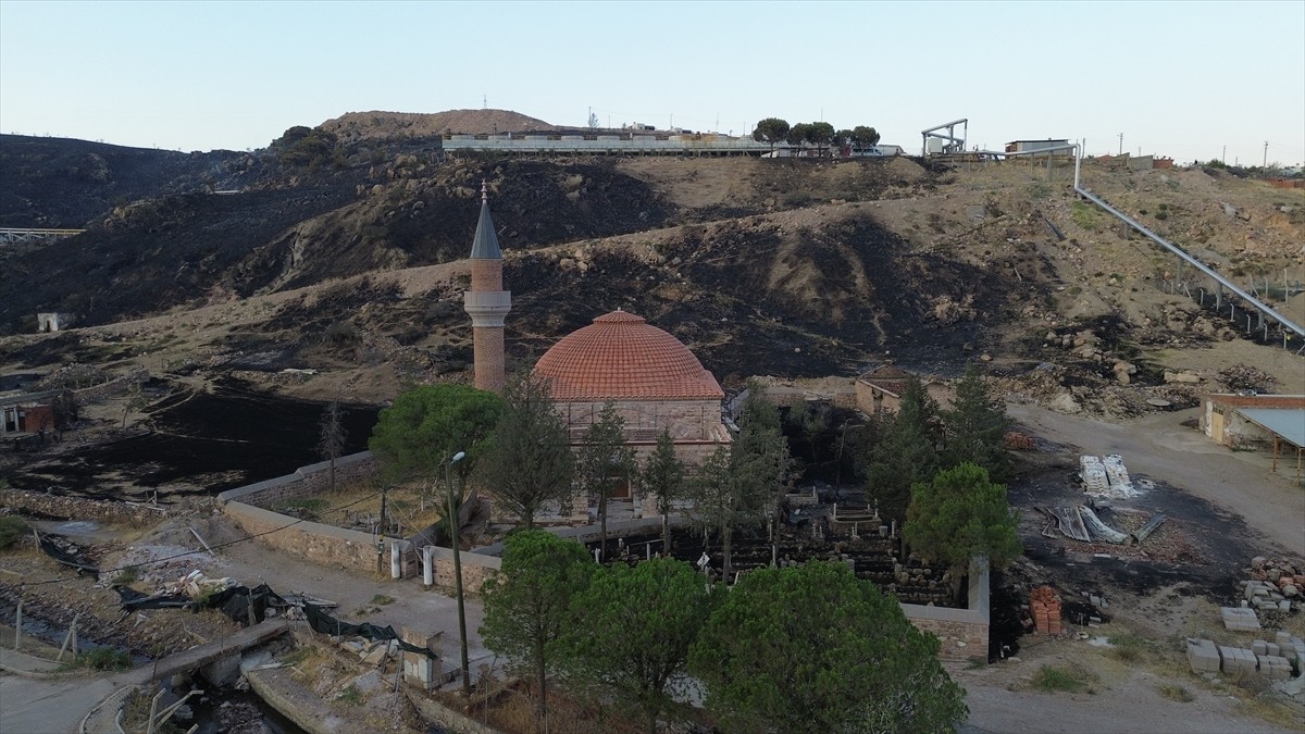 Çanakkale'nin Ayvacık ilçesinde çıkan orman yangınının kontrol altına alınması için havadan ve...