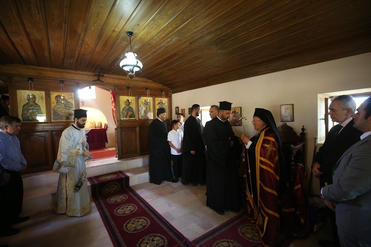 Çanakkale'nin Bozcaada ilçesinde Rumlar, Aya Paraskevi Günü dolayısıyla Ayazma Manastırı'nda...