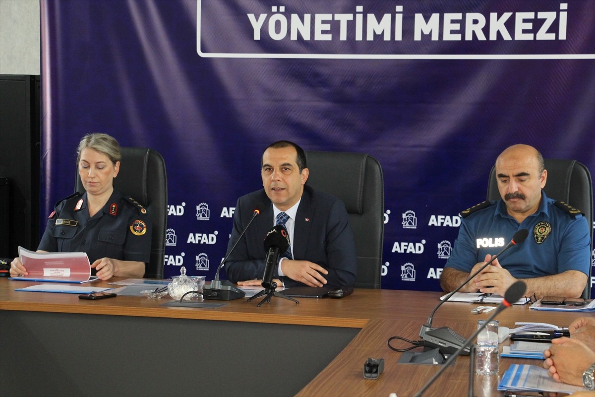 Çankırı Valisi Mustafa Fırat Taşolar, Afet ve Acil Durum Yönetimi Merkezi Toplantı Salonu'nda...