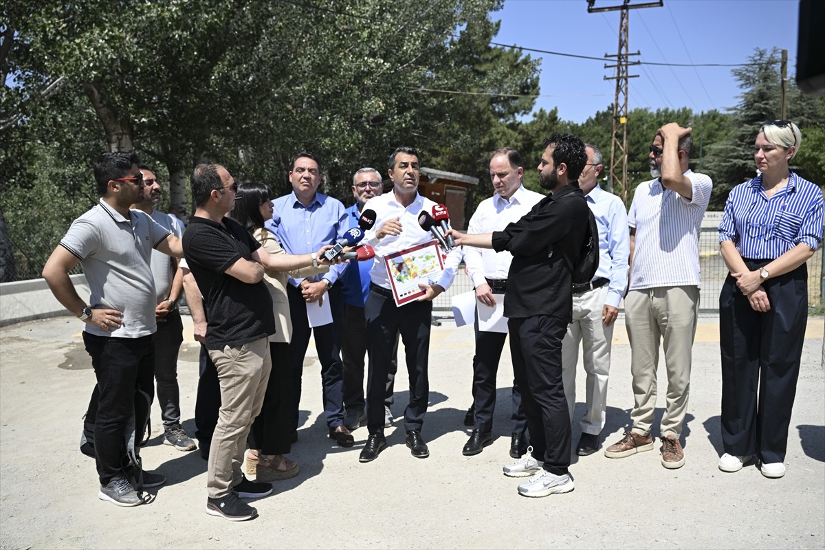 CHP Genel Başkan yardımcıları Erhan Adem, Yankı Bağcıoğlu ve Deniz Yavuzyılmaz orman yangınlarıyla...