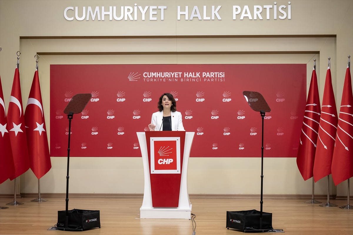 CHP Genel Başkan Yardımcısı Gamze Taşcıer, partisinin genel merkezinde düzenlediği basın...