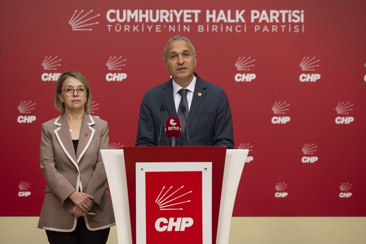 CHP Genel Başkan Yardımcısı Suat Özçağdaş, partisinin genel merkezinde Yükseköğretim Kurumları...
