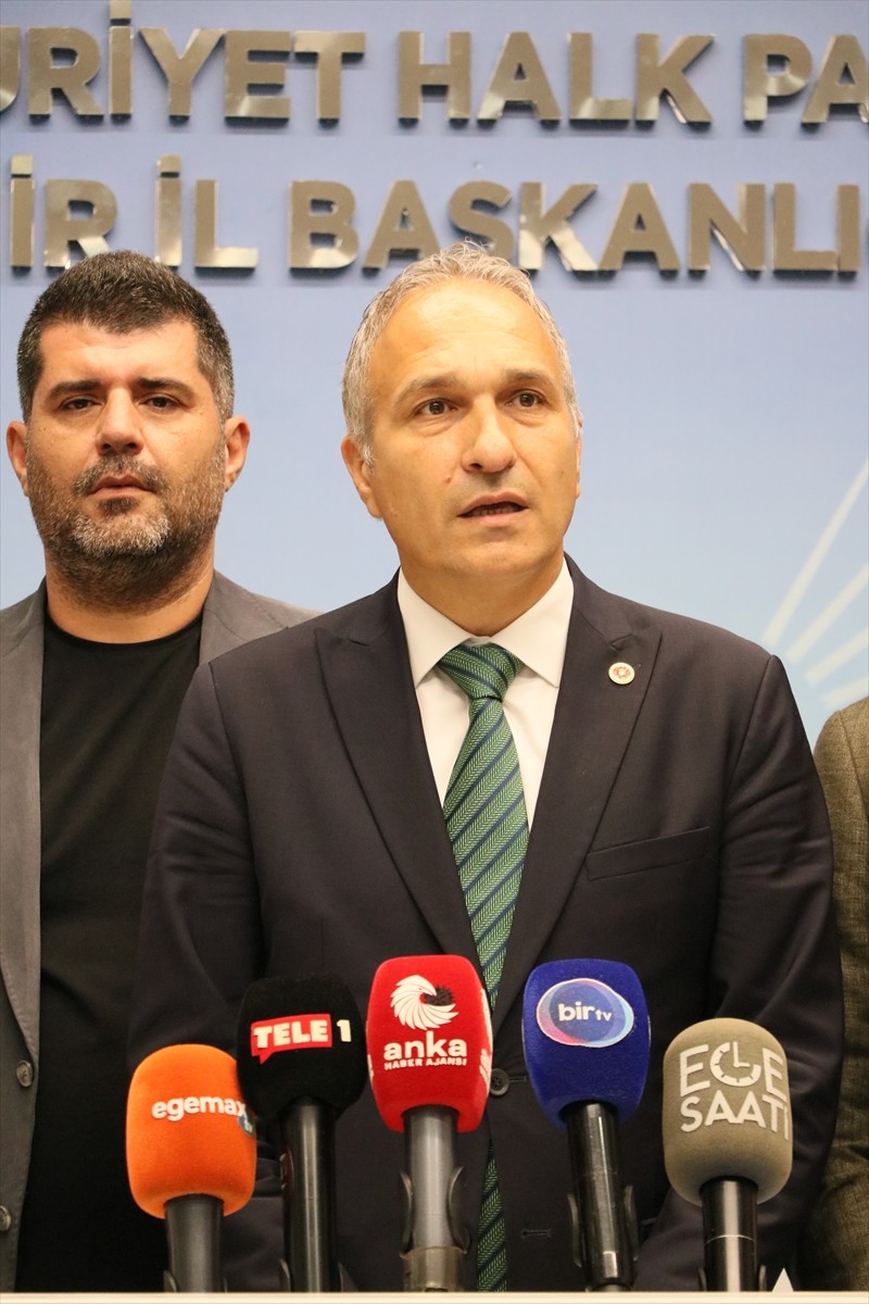 CHP Genel Başkan Yardımcısı Suat Özçağdaş, partisinin İzmir İl Başkanlığında düzenlediği basın...