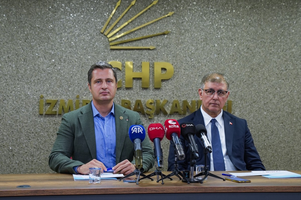 CHP Genel Başkan Yardımcısı ve Parti Sözcüsü Deniz Yücel (solda) ile İzmir Büyükşehir Belediye...