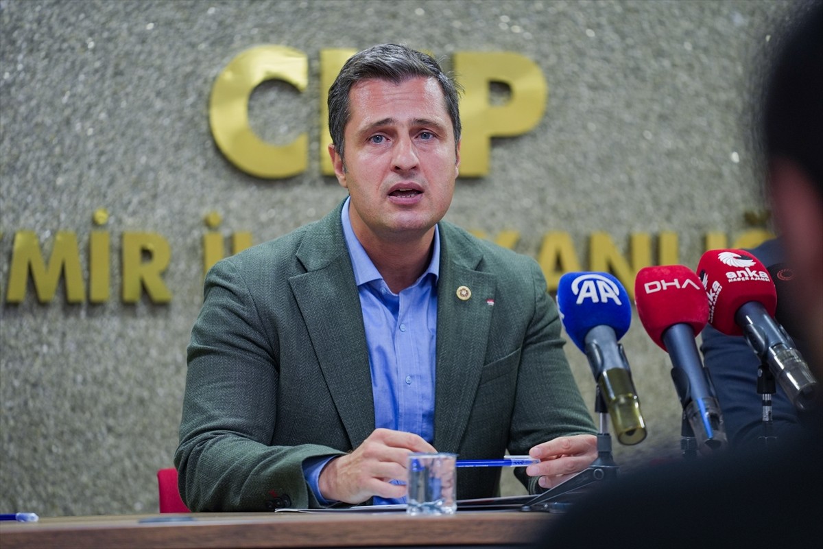 CHP Genel Başkan Yardımcısı ve Parti Sözcüsü Deniz Yücel (solda) ile İzmir Büyükşehir Belediye...