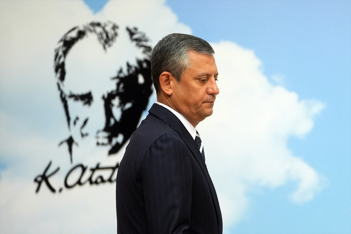 CHP Genel Başkanı Özgür Özel, partisinin genel merkezinde gerçekleştirilen Merkez Yönetim Kurulu...