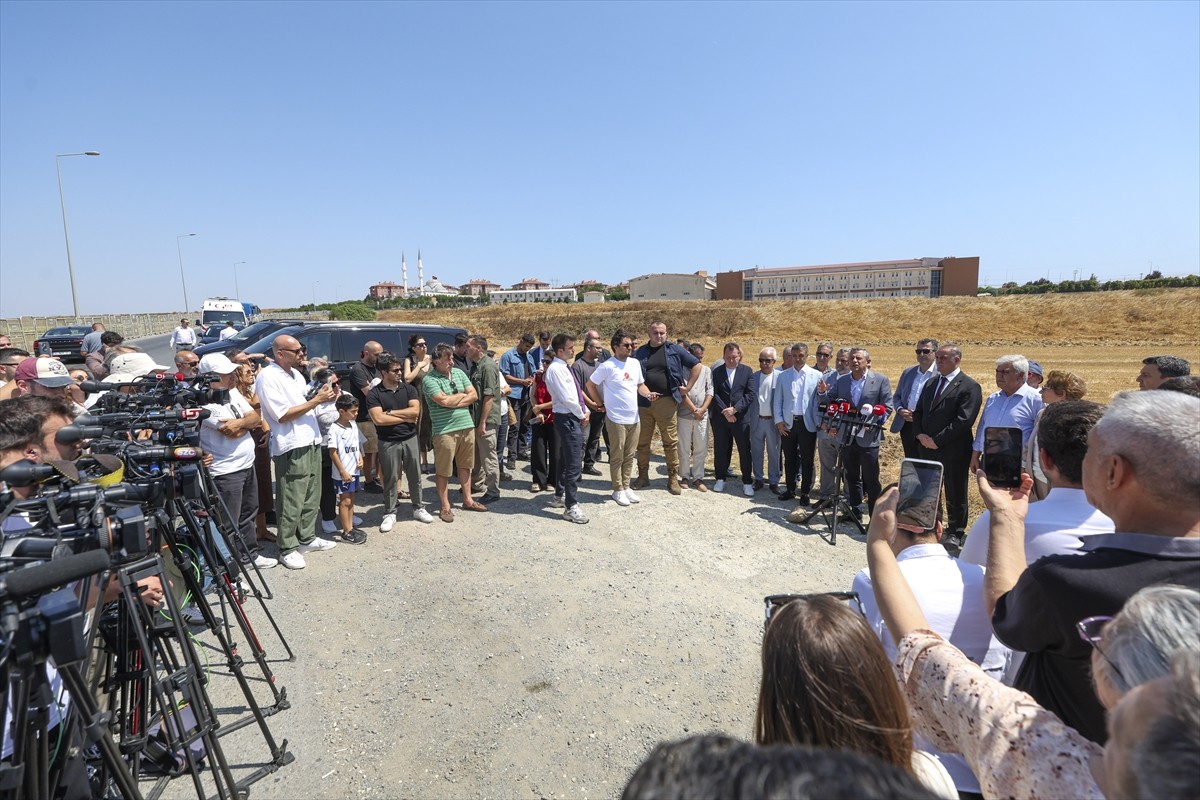 CHP Genel Başkanı Özgür Özel, yolsuzluk soruşturması kapsamında tutuklanarak İstanbul Büyükşehir...
