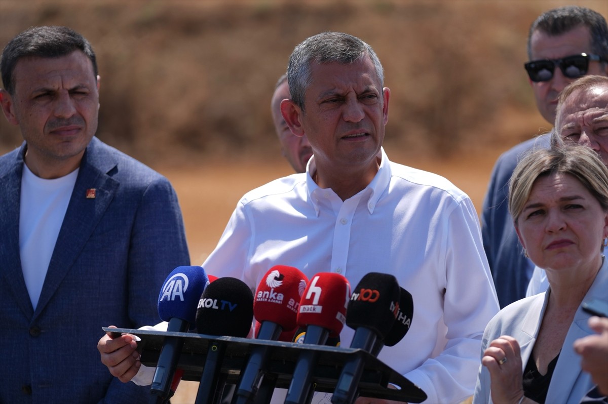 CHP Genel Başkanı Özgür Özel, yolsuzluk soruşturması kapsamında tutuklanarak İstanbul Büyükşehir...