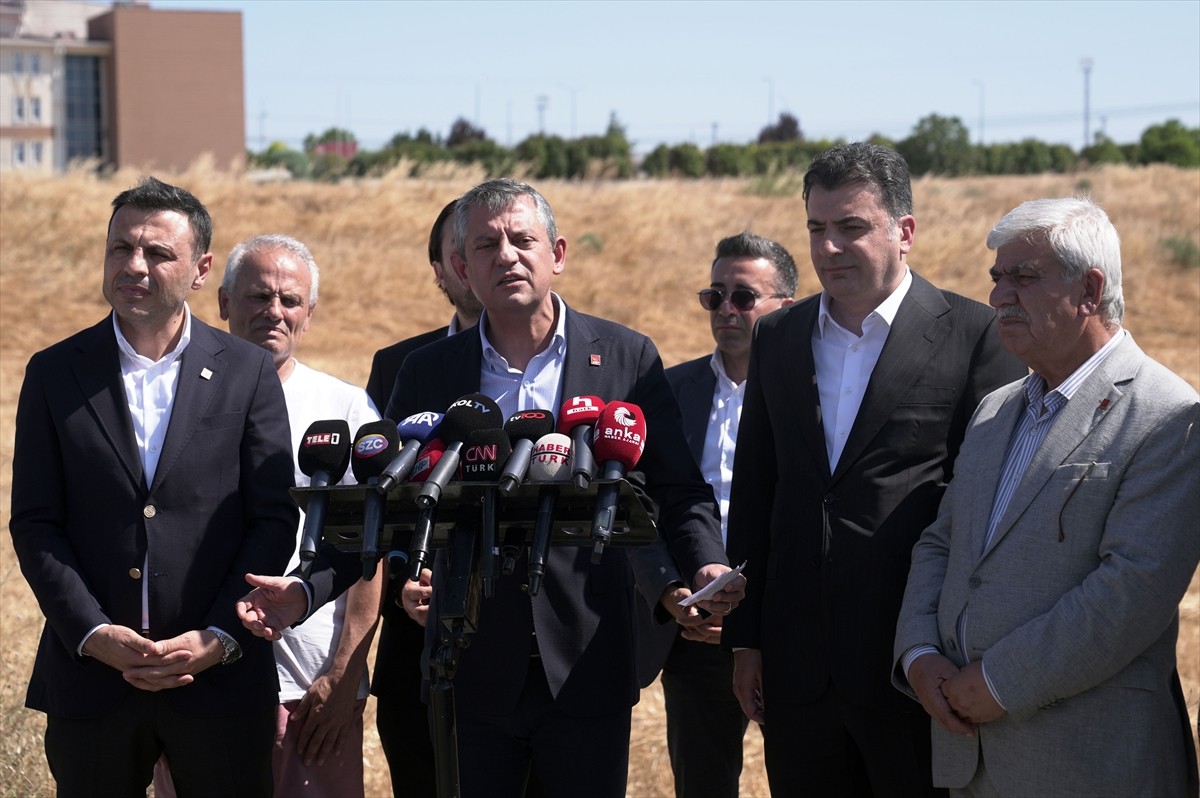 CHP Genel Başkanı Özgür Özel, yolsuzluk soruşturması kapsamında tutuklanarak İstanbul Büyükşehir...