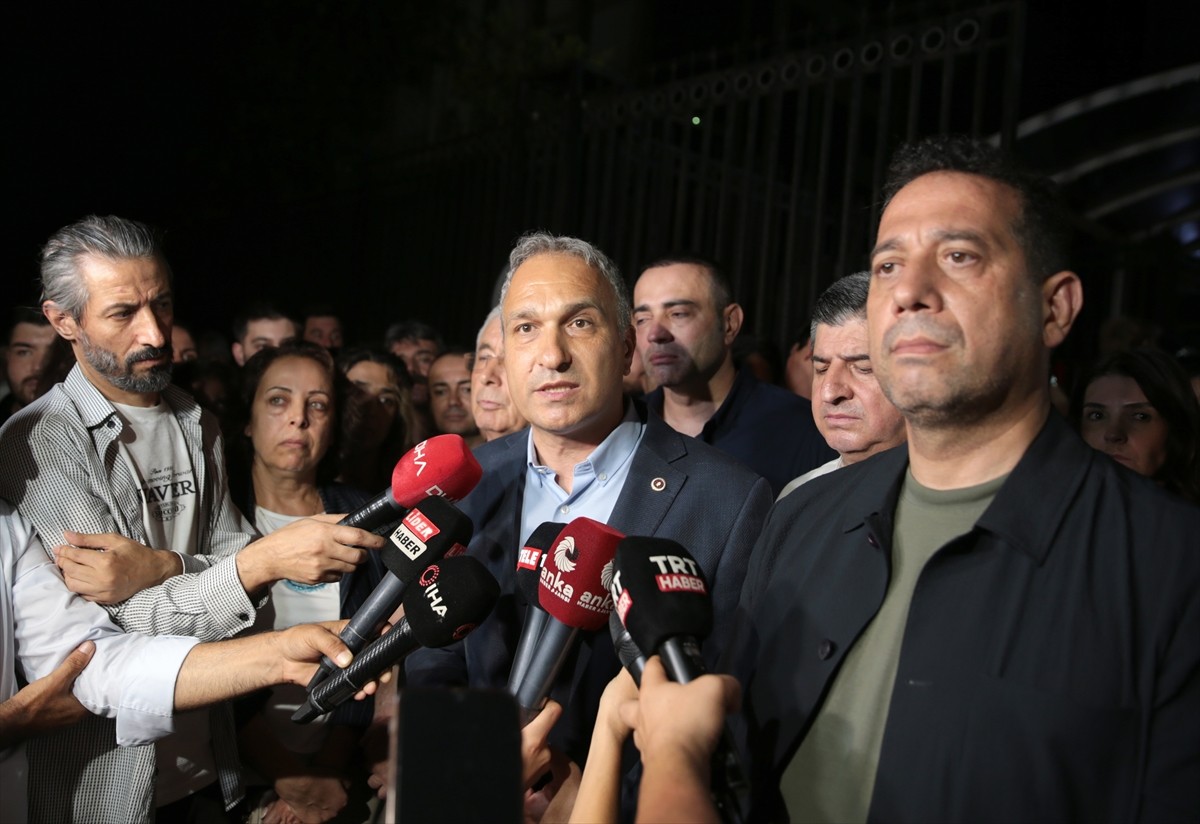 CHP Grup Başkanvekili Ali Mahir Başarır (sağda) ve Genel Başkan Yardımcısı Suat Özçağdaş (sağ 2)...