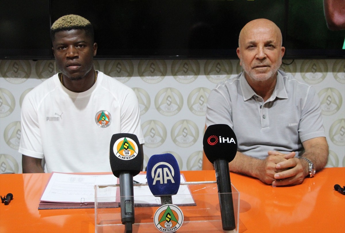 Corendon Alanyaspor, Adana Demirspor'dan transfer ettiği 21 yaşındaki Angolalı orta saha oyuncusu...