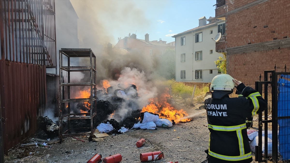 Çorum'da bir tekstil firmasına ait atık toplama alanında çıkan yangın söndürüldü.