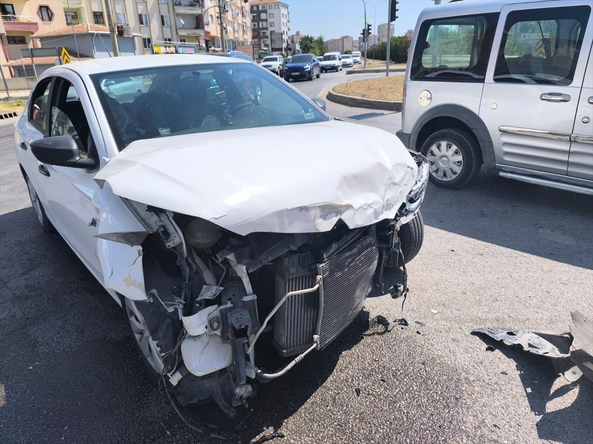 Çorum'un Sungurlu ilçesinde 3 aracın çarpıştığı kazada 6 kişi yaralandı. Kaza yerine polis...