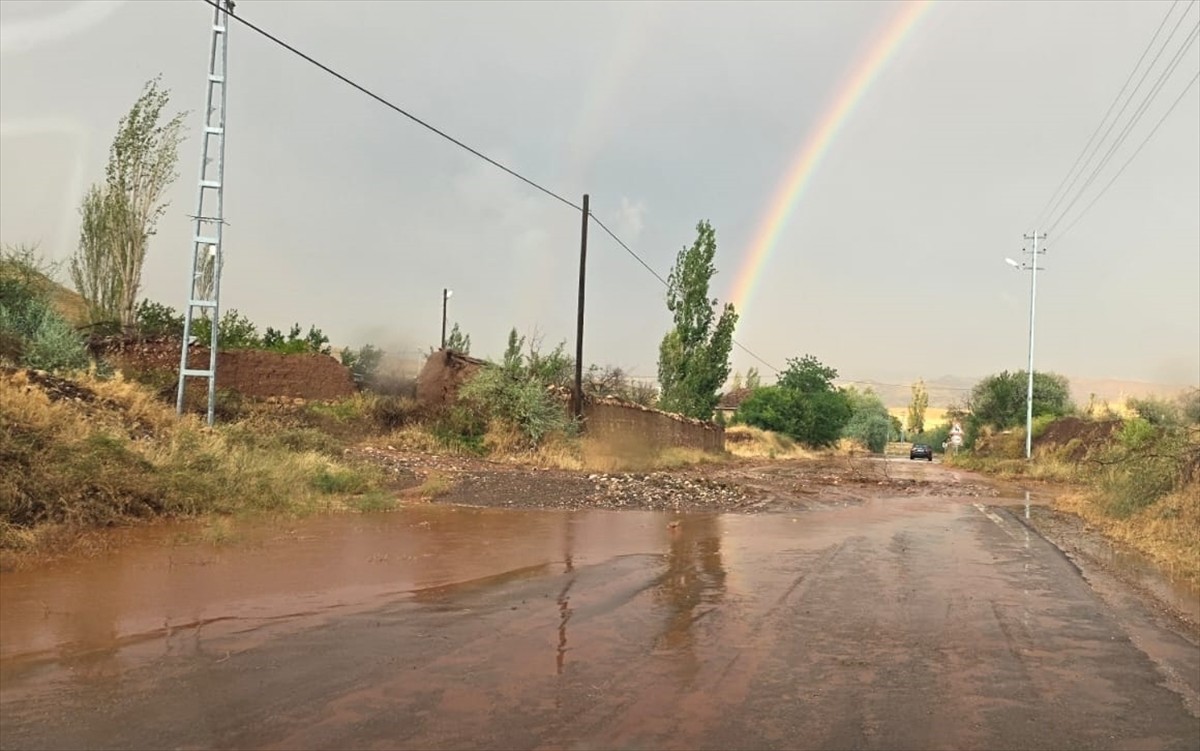 Çorum'un Sungurlu ilçesinde sağanak nedeniyle 4 derede taşkın meydana geldi.