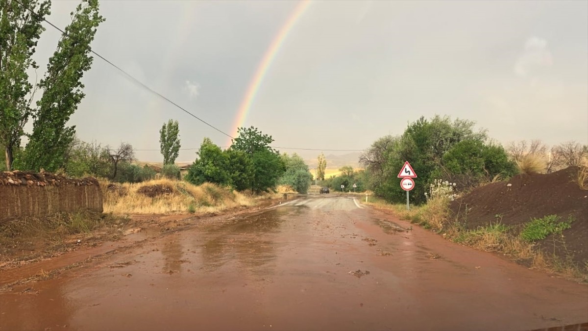Çorum'un Sungurlu ilçesinde sağanak nedeniyle 4 derede taşkın meydana geldi.