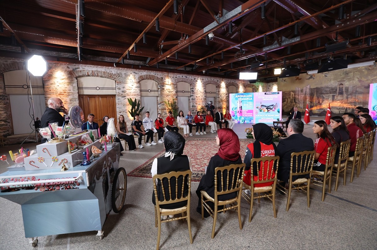 Cumhurbaşkanı Recep Tayyip Erdoğan, Dolmabahçe Çalışma Ofisi'nde gerçekleştirilen, "Tütün...