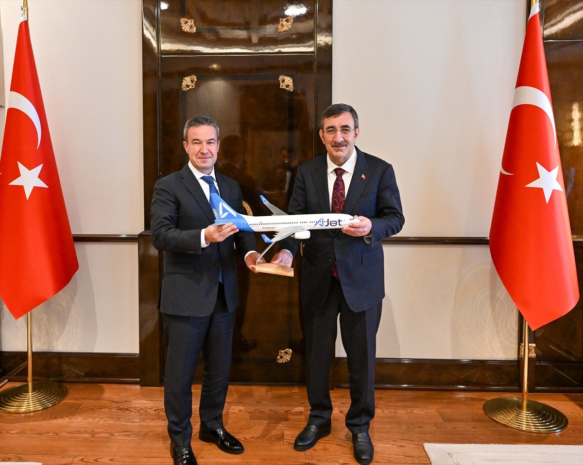 Cumhurbaşkanı Yardımcısı Cevdet Yılmaz (sağda), AJet Genel Müdürü Kerem Sarp (solda) ile makamında...