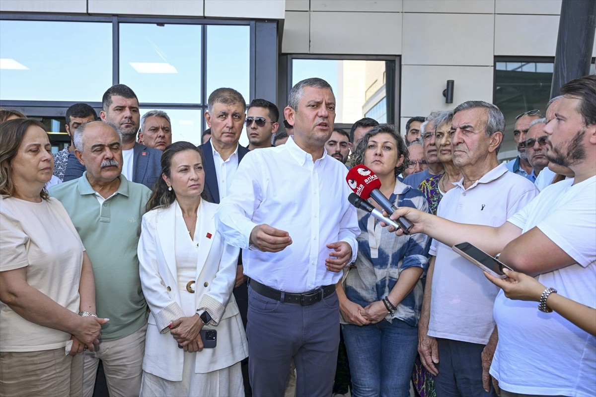 Cumhuriyet Halk Partisi Genel Başkanı Özgür Özel, rüşvet ve yolsuzluk operasyonunda tutuklanan ve...