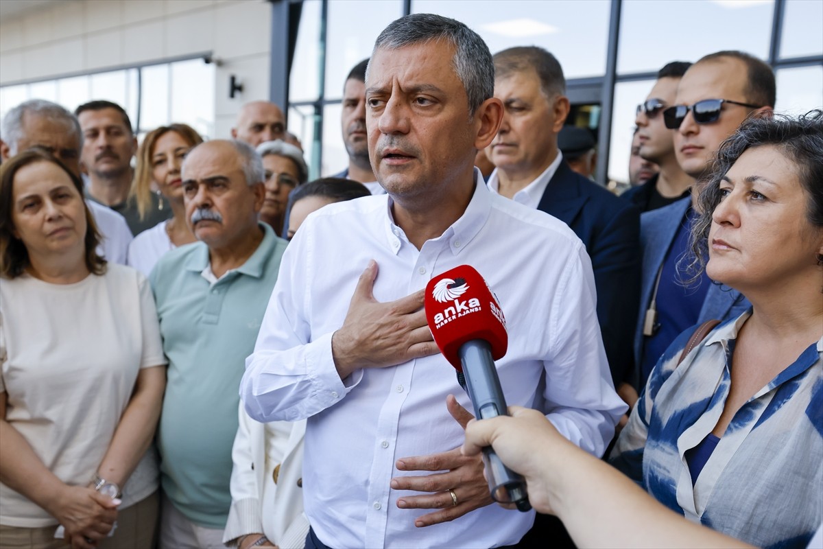 Cumhuriyet Halk Partisi Genel Başkanı Özgür Özel, rüşvet ve yolsuzluk operasyonunda tutuklanan ve...