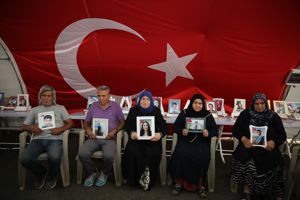 Dağa kaçırılan çocuklarına kavuşma ümidiyle eski HDP il binası önünde oturma eylemi yapan...