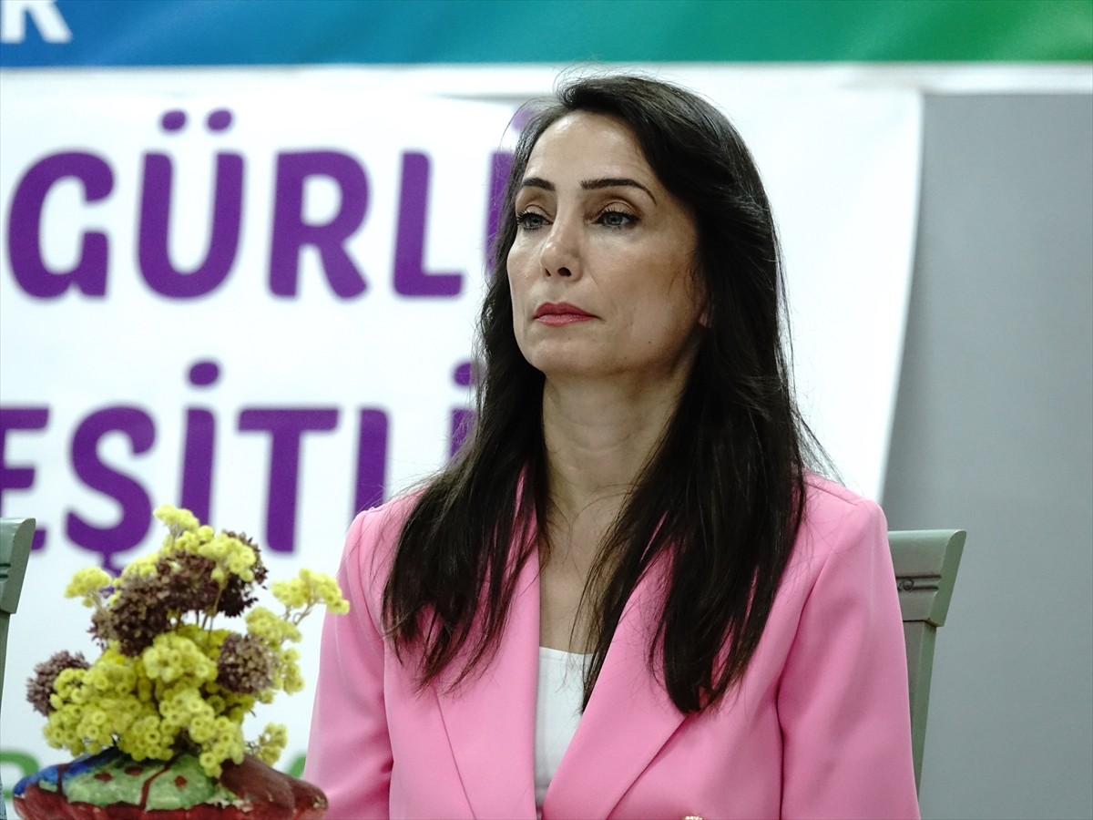 DEM Parti Eş Genel Başkanı Tülay Hatimoğulları, Balıkesir'in Edremit ilçesi Altonoluk...