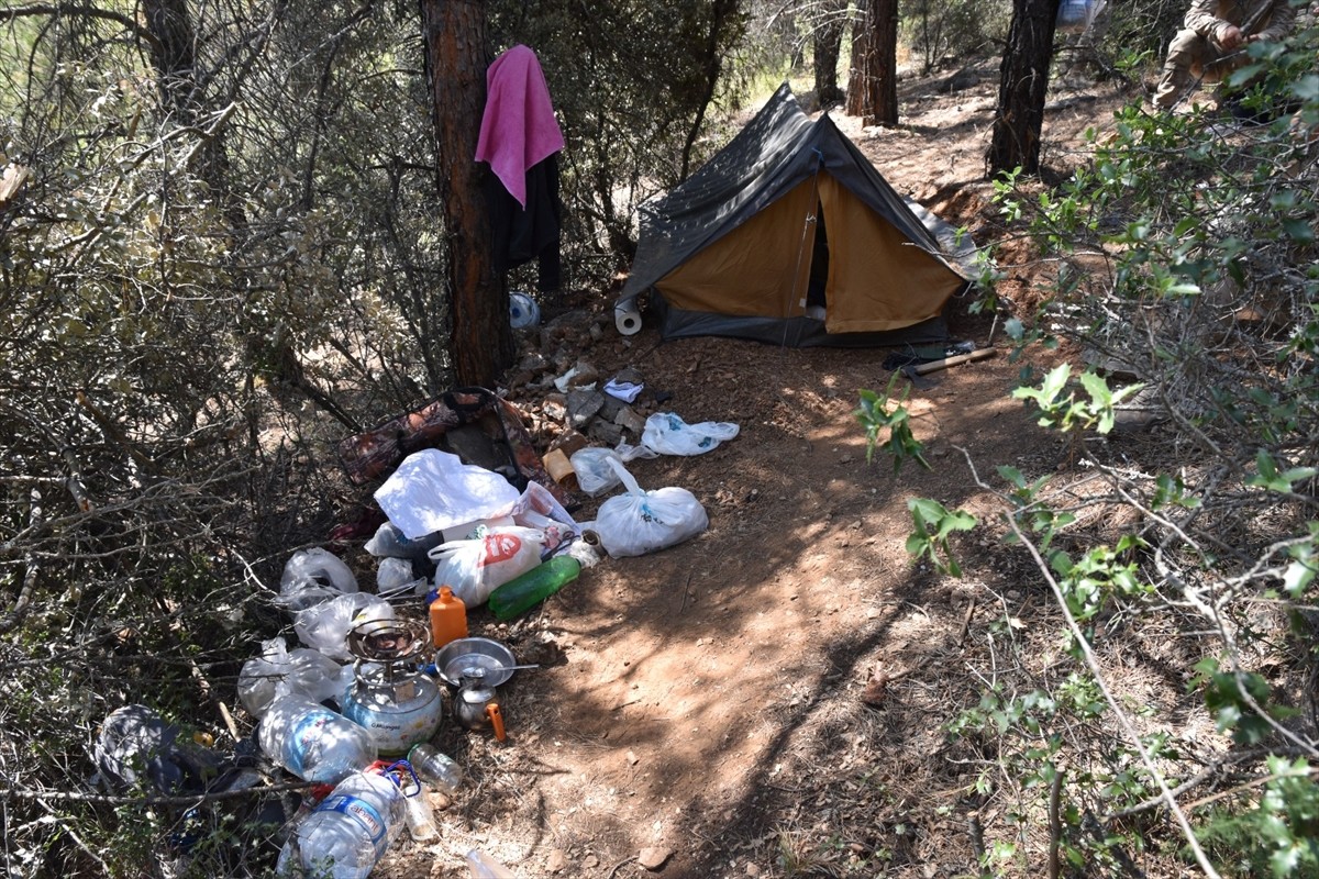 Denizli'nin Tavas ilçesinde 29 yıl 4 ay kesinleşmiş hapis cezası bulunan firari hükümlü, 8 aydır...