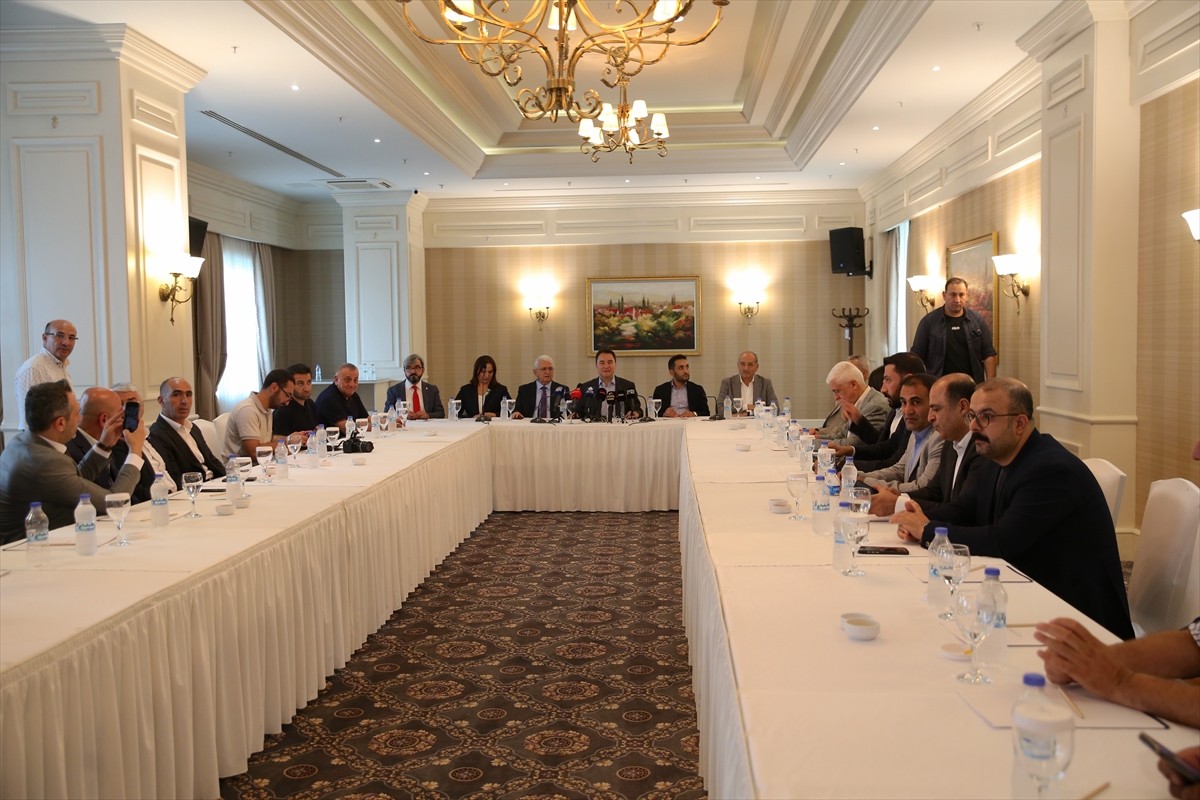 DEVA Partisi Genel Başkanı Ali Babacan, Van'da İpekyolu ilçesindeki bir otelde basın toplantısı...