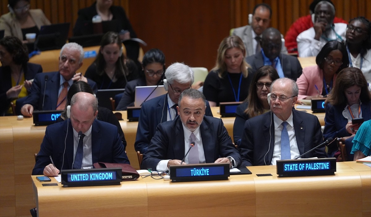Dışişleri Bakan Yardımcısı Nuh Yılmaz (ortada), BM'de Filistin meselesine barışçıl bir çözüm...