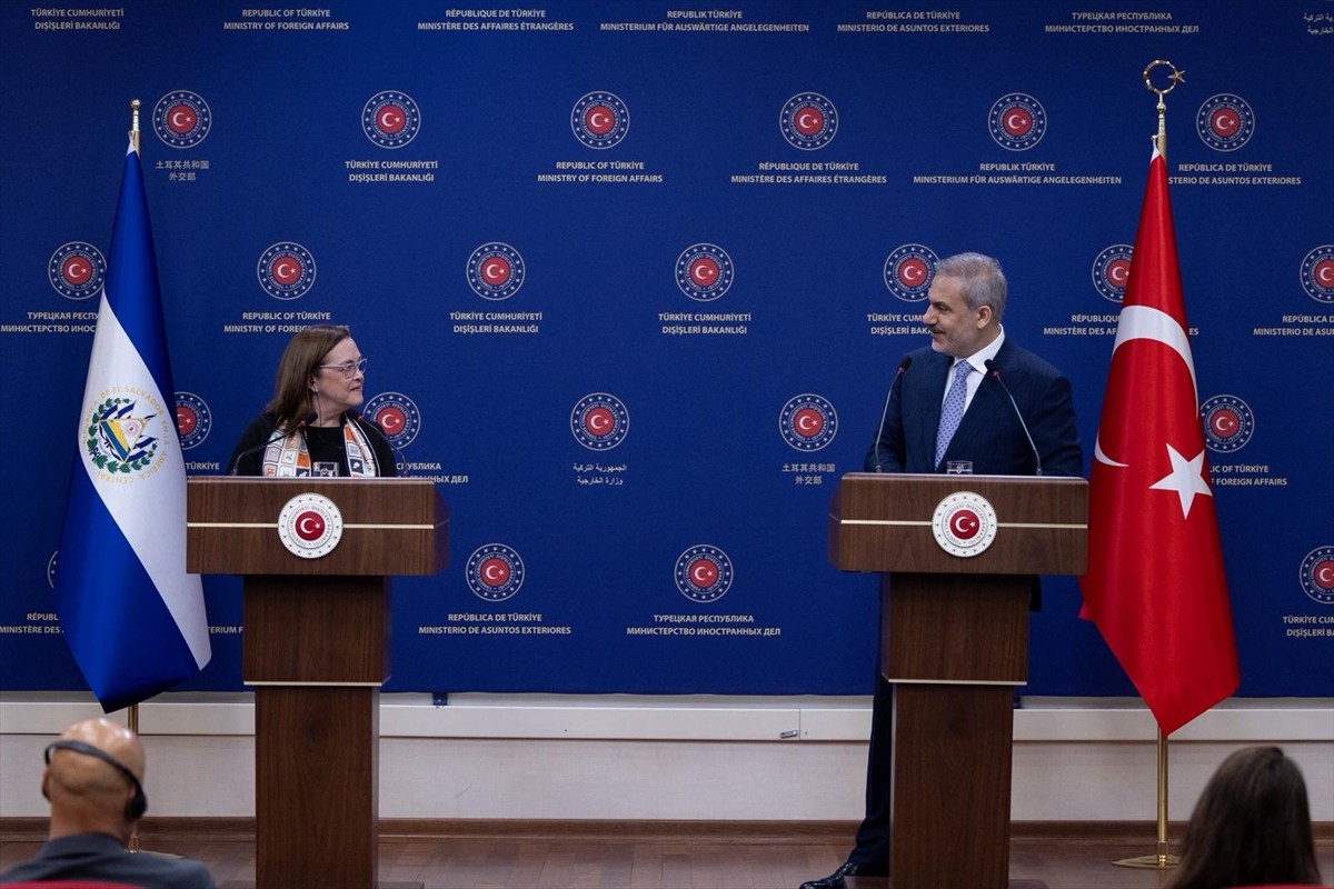 Dışişleri Bakanı Hakan Fidan (sağda), El Salvador Dışişleri Bakanı Alexandra Hill (solda) ile...