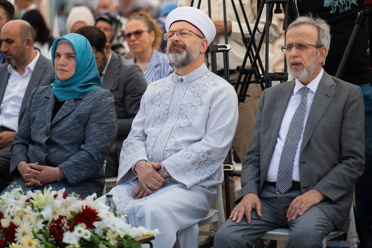 Diyanet İşleri Başkanı Ali Erbaş (ortada), Diyanet İşleri Başkanlığında düzenlenen "Mobil Kur'an...