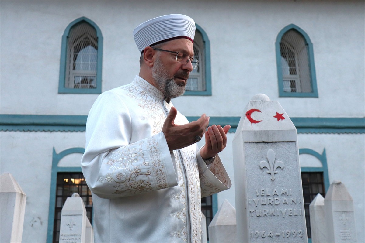 Diyanet İşleri Başkanı Ali Erbaş, Türkiye'den Bosna Hersek'e giderek 22 Ağustos 1992'de şehit olan...
