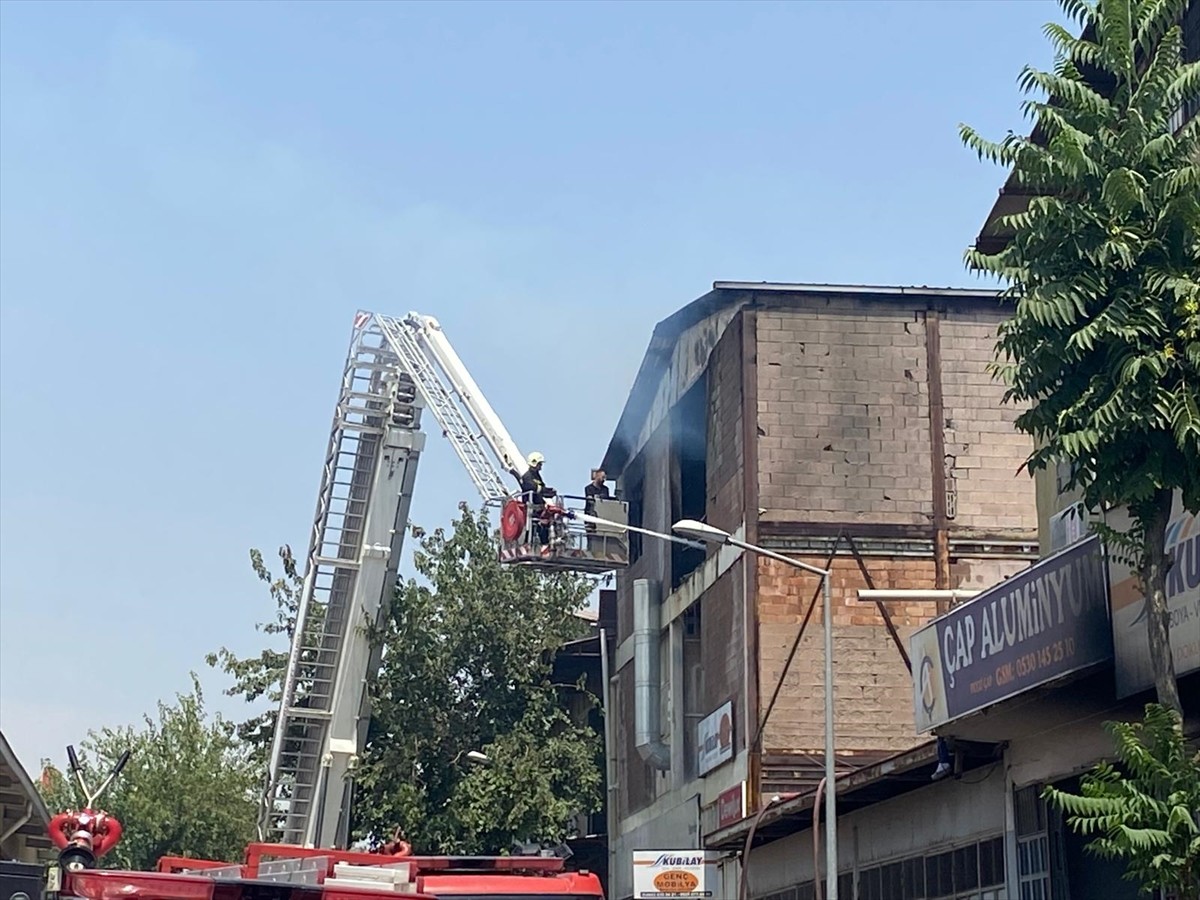 Diyarbakır'da 1. Sanayi Sitesi'ndeki bir iş yerinde çıkan yangın, itfaiye ekiplerinin...