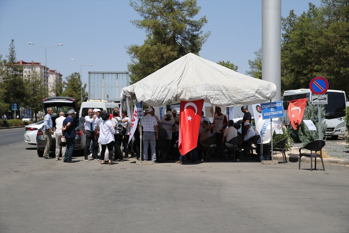 Diyarbakır'da bazı belediyelerde işten çıkarılan işçilerin eylemi devam ediyor.