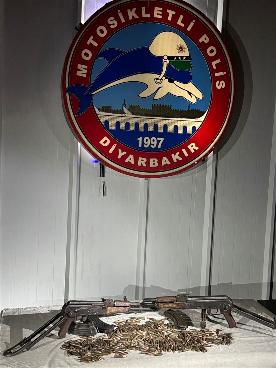 Diyarbakır'da bir otomobilde 2 ruhsatsız kalaşnikof tüfeği ve 300 fişek ele geçirildi, gözaltına...