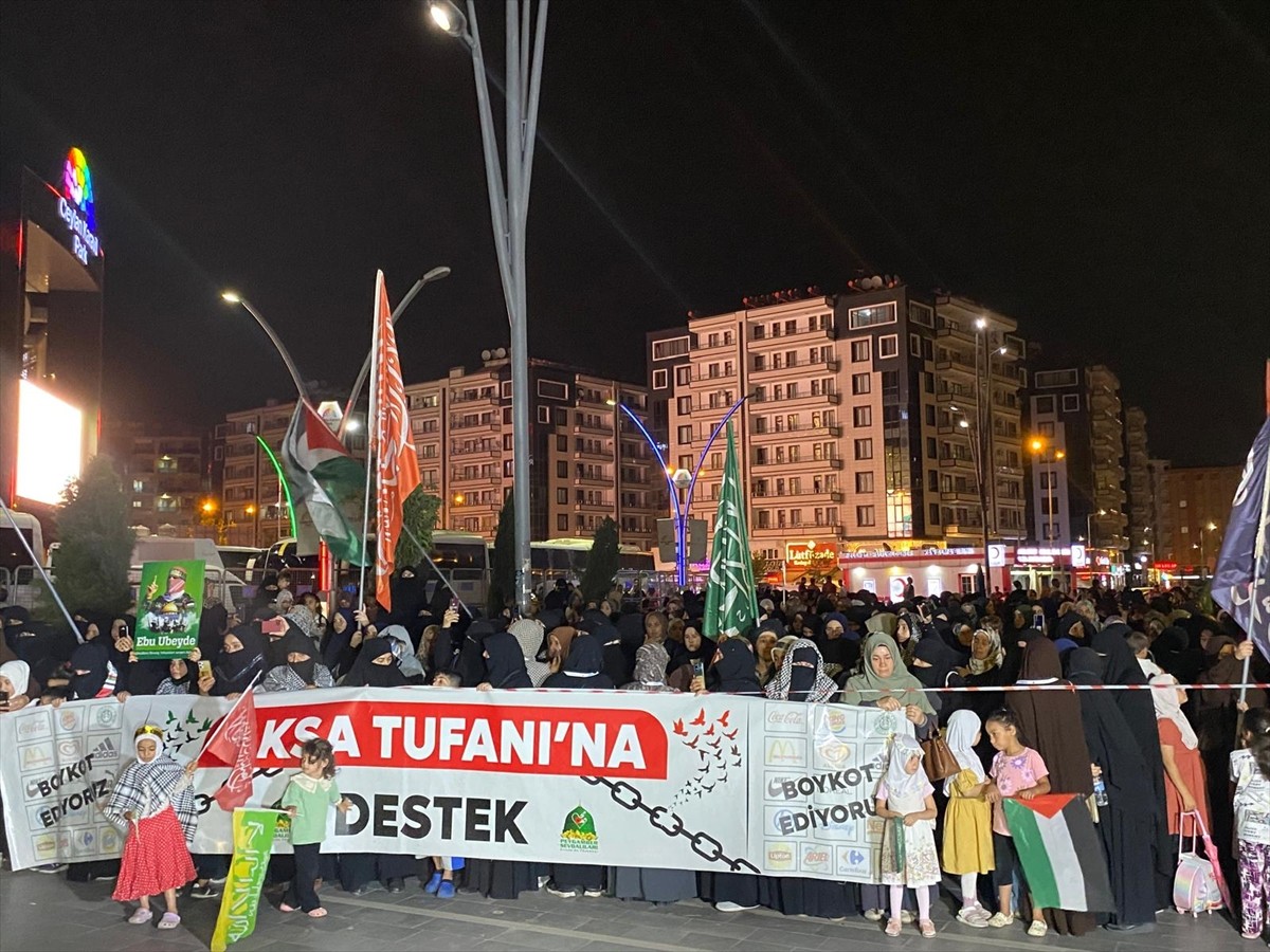 Diyarbakır'da, İsrail'in Gazze'ye yönelik saldırıları protesto edildi. Peygamber Sevdalıları Vakfı...